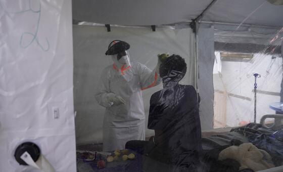 Пациент получает лечение от Эболы в одном из специализированных центров в ДР Конго.
